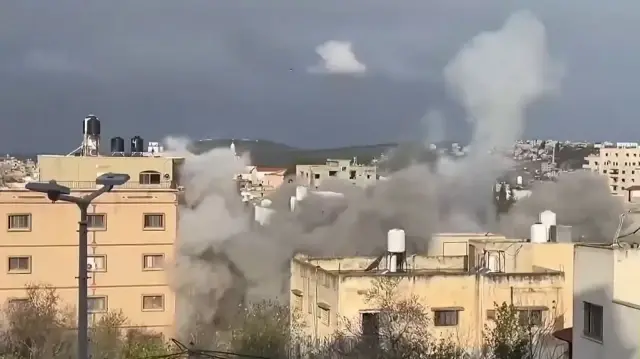 الضفة.. جيش الاحتلال الإسرائيلي يفجر شقة سكنية في طوباس ويعتقل فلسطينيين