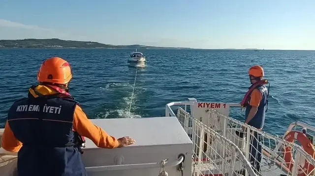 Kurtarılan tekne Eceabat Limanı'na emniyetle yanaştırıldı.
