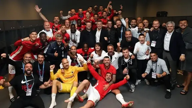 Gençlerbirliği oyuncuları Beşiktaş galibiyeti sonrası soyunma odasında büyük sevinç yaşadı.