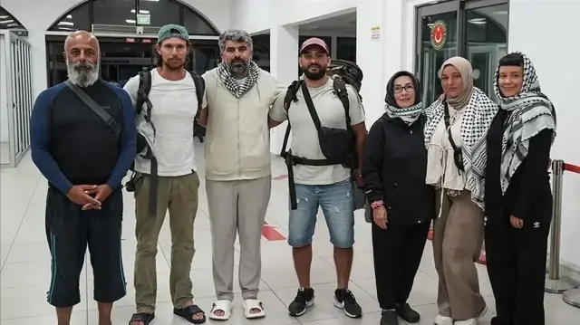 فرقاطة تركية تُجلي 7 ناشطين بأسطول الصمود بعد تعطل سفينتهم