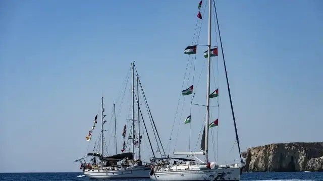 Des membres du groupe de navires de la Flottille Global Sumud à destination de Gaza ont été aperçus amarrés sur la petite île de Koufonisi, au sud de la Crète, le 26 septembre 2025.