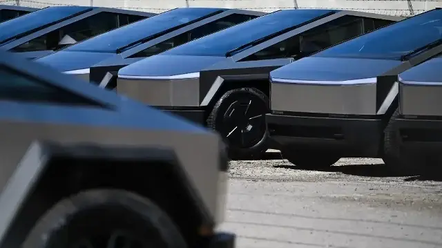 Des véhicules électriques Tesla Cybertruck sont garés dans un entrepôt à San Diego, en Californie, le 11 avril 2025.