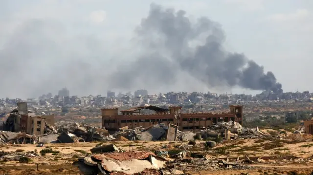 La fumée s’élevant de la ville de Gaza à la suite des bombardements israéliens a été observée depuis Deir al-Balah, le 2 octobre 2025.