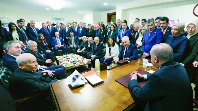 Cumhurbaşkanı Erdoğan, Genel Kurula hitabının ardından TBMM Başkanı Numan Kurtulmuş'un odasında siyasi parti liderleri ve milletvekilleriyle sohbet etti.