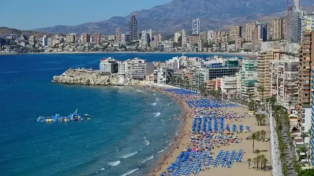 Les gens profitent de la plage de Levante à Benidorm, au nord d'Alicante, le 11 septembre 2025.

