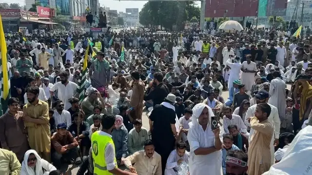 کشمیر میں مظاہرین سڑکوں پر بیٹھے ہیں۔