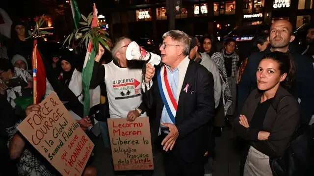 Des centaines de personnes dont des membres de La France Insoumise (LFI), se sont rassemblées à Paris, en France, pour demander la libération immédiate des équipages de la Global Sumud Flotilla, interceptés et kidnappés par l'armée israélienne dans les eaux internationales, dans la nuit du 1er au 2 octobre 2025.