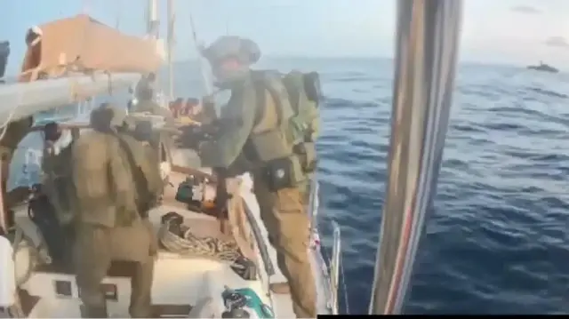 Membre de l'armée génocidaire israélienne attaquant la flottille humanitaire Sumud, le 2 octobre 2025.