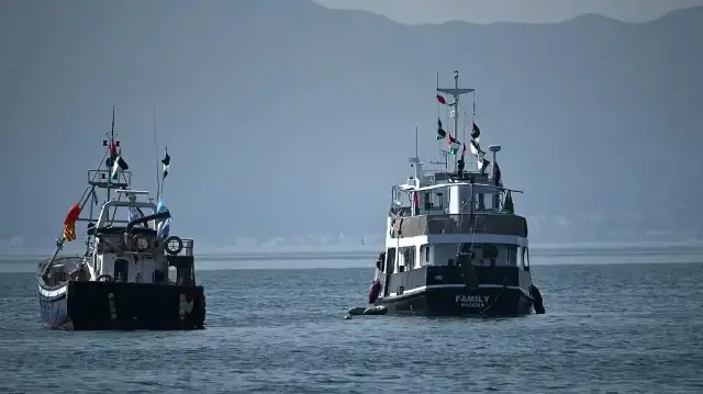Un navire (R), connu sous le nom de "Family" et faisant partie de la flottille mondiale Sumud, est ancré au large du village de Sidi Bou Said le 9 septembre 2025.