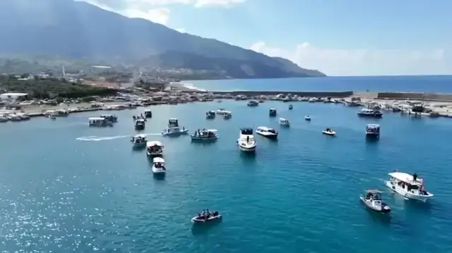 Plusieurs dizaines de navires d'Hatay, dans le Sud-est de la Türkiye, rendent hommage à la Global Sumud Flottilla, le 2 octobre 2025.