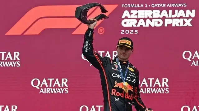 Le pilote néerlandais de Red Bull Racing, Max Verstappen, célèbre avec son trophée sur le podium après le Grand Prix de Formule 1 d’Azerbaïdjan, sur le circuit urbain de Bakou, le 21 septembre 2025.