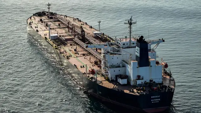 Cette photo aérienne prise le 1er octobre 2025 au large des côtes de Saint-Nazaire, dans l'ouest de la France, montre le pétrolier Boracay, appartenant à la "flotte fantôme" russe, soupçonné d'être impliqué dans des vols de drones au-dessus du Danemark, qui a navigué au large des côtes danoises entre le 22 et le 25 septembre. 