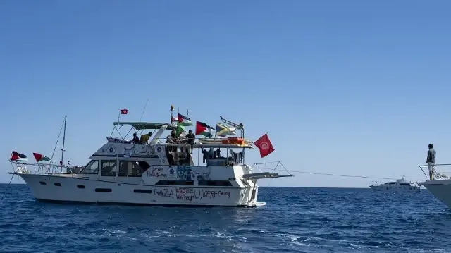 Des membres du groupe de navires de la Flottille Global Sumud pour Gaza sont aperçus amarrés sur la petite île de Koufonisi, au sud de l’île de Crète, le 26 septembre 2025.