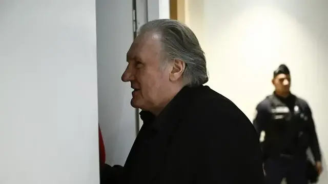 L'acteur français Gérard Depardieu fait son retour au tribunal après une pause, lors du quatrième jour de son procès pour agression sexuelle sur deux femmes lors d'un tournage en 2021, au tribunal correctionnel de Paris, le 27 mars 2025. 