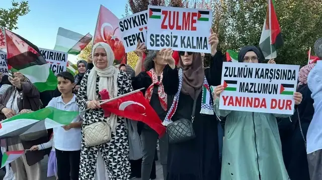 MANİSA'NIN SOMA İLÇESİNDE VATANDAŞLAR VE ÖĞRENCİLER, "FİLİSTİN İÇİN KORNA BAS" PANKARTLARIYLA DÜZENLENEN EYLEMDE GAZZE’DEKİ ÇOCUKLARA DESTEK VERDİ.