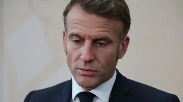 Le président français Emmanuel Macron s'adresse à la presse à l'issue du 7e sommet de la Communauté politique européenne (CPE) au Bella Center de Copenhague, au Danemark, le 2 octobre 2025.