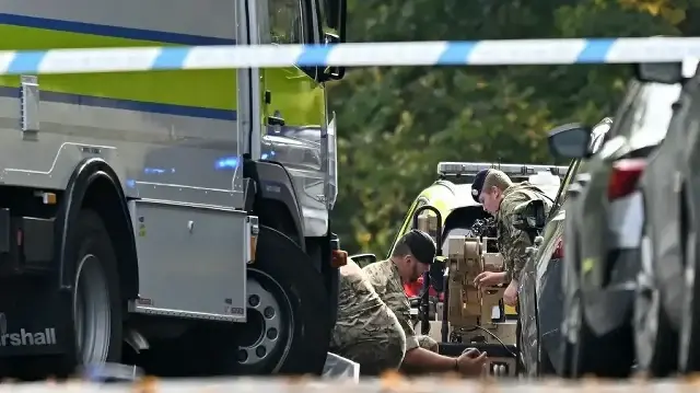 Des membres des forces armées travaillent près d'un camion de déminage alors qu'ils préparent un robot multimission Harris T7 à l'intérieur d'un cordon de police à la synagogue Heaton Park Hebrew Congregation à Crumpsall, au nord de Manchester, le 2 octobre 2025, à la suite d'une attaque contre la synagogue. 