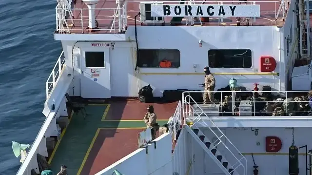 Des militaires français à bord du Pushpa, pétrolier de la flotte fantôme russe arraisonné au large de Saint-Nazaire, à Brest, en France, le 1er octobre 2025.
