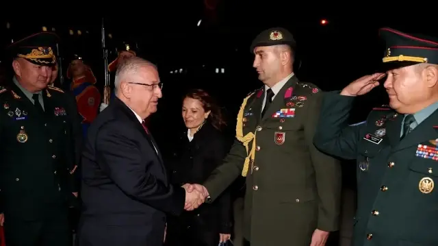 وزير الدفاع التركي يزور منغوليا