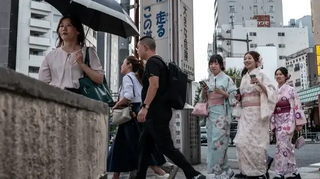 Des touristes se promènent dans le quartier d'Asakusa à Tokyo, le 2 octobre 2025.