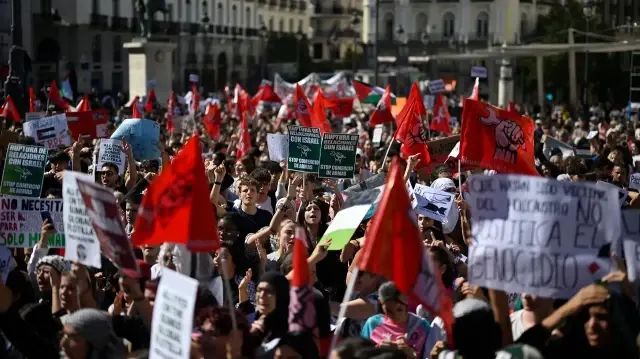 إسبانيا.. آلاف الطلاب يتظاهرون تضامنا مع فلسطين و"أسطول الصمود"