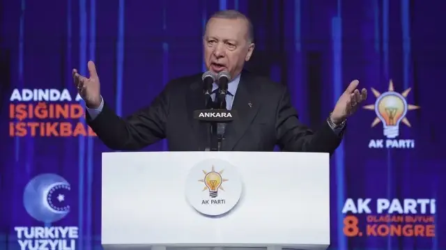 Le président turc Recep Tayyip Erdogan fait un geste alors qu’il prononce un discours lors du Congrès ordinaire du Parti de la justice et du développement (AKP), à l’occasion du 8ᵉ Grand Congrès ordinaire, à l’Ankara Arena, à Ankara, le 23 février 2025.