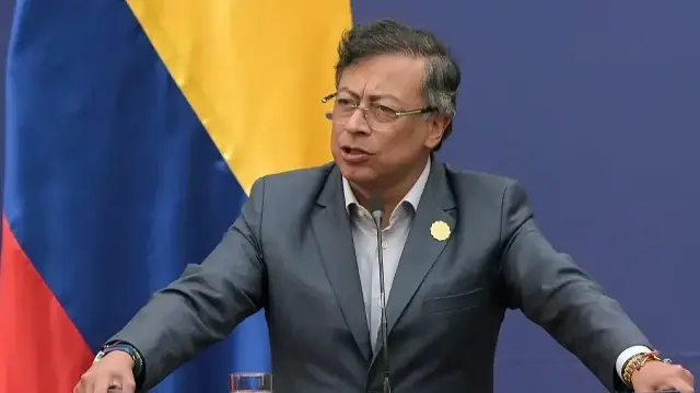 Le président colombien Gustavo Petro fait une déclaration commune avec les autres dirigeants (hors champ) lors du sommet de haut niveau « Democracy Always » au Palacio de la Moneda à Santiago, le 21 juillet 2025.  