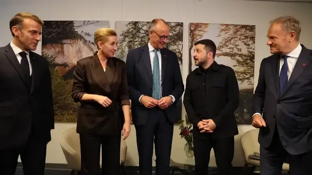 Le président français Emmanuel Macron, la Première ministre danoise Mette Frederiksen, le chancelier allemand Friedrich Merz, le président ukrainien Volodymyr Zelensky et le Premier ministre polonais Donald Tusk posent ensemble lors du 7e sommet de la Communauté politique européenne (CPE) au Bella Center de Copenhague, au Danemark, le 2 octobre 2025.