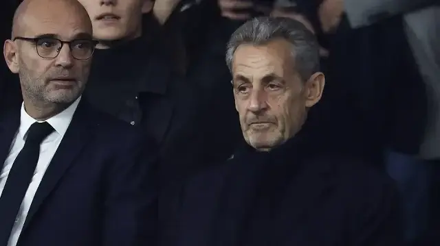 L'ancien président français Nicolas Sarkozy assiste depuis les tribunes au match de football de Ligue 1 opposant le Paris Saint-Germain (PSG) à Auxerre au Parc des Princes, à Paris, le 27 septembre 2025.