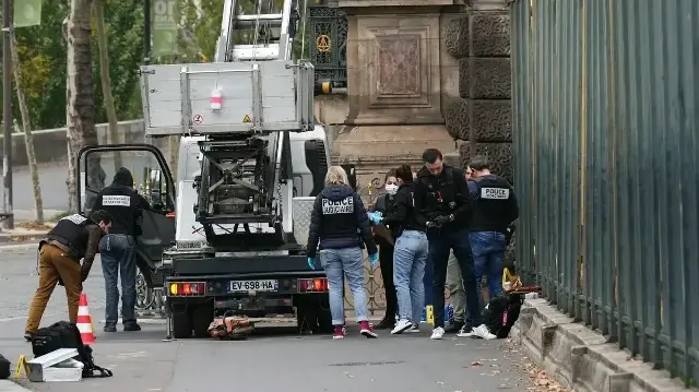 Des policiers français inspectent un monte-meubles utilisé par des cambrioleurs pour pénétrer dans le musée du Louvre, sur le quai François Mitterrand, à Paris, le 19 octobre 2025.