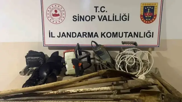 SİNOP İL JANDARMA KOMUTANLIĞI EKİPLERİ, KAÇAK KAZIYA YÖNELİK YAPILAN İSTİHBARİ ÇALIŞMALAR NETİCESİNDE ERFELEK İLÇESİNDE DÜZENLEDİKLERİ OPERASYONDA 8 KİŞİYİ SUÇÜSTÜ YAKALADI.