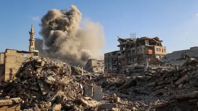 De la fumée s'élève après une frappe israélienne qui a visé un bâtiment dans le camp de réfugiés palestiniens de Bureij, dans le centre de la bande de Gaza, le 19 octobre 2025.