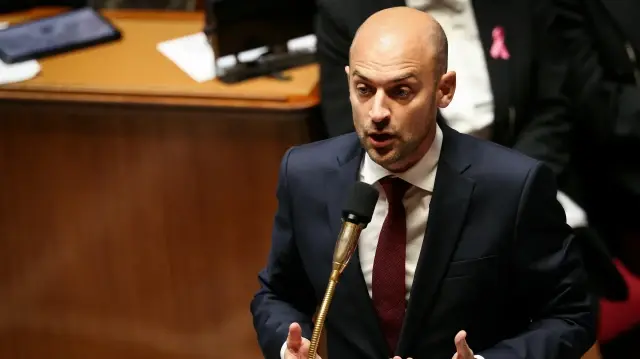 Le ministre français des Affaires étrangères Jean-Noël Barrot s'exprime lors d'une séance de questions au gouvernement à l'Assemblée nationale, la chambre basse du Parlement français, à Paris, le 15 octobre 2025. 