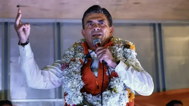 Le candidat présidentiel bolivien du Parti démocrate-chrétien (PDC), Rodrigo Paz, prononce un discours devant ses partisans après les résultats du second tour de l'élection présidentielle à La Paz, le 19 octobre 2025.