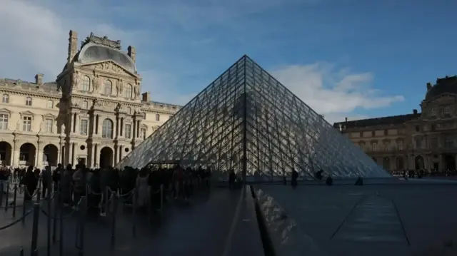 Audit reveals major security gaps at Louvre museum after jewel heist