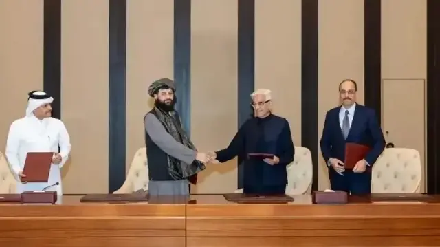 پاک۔افغان سرحد پر بڑھتی ہوئی کشیدگی کے دوران وفاقی وزیر دفاع خواجہ آصف کی سربراہی میں ایک اعلیٰ سطحی پاکستانی وفد ہفتے کے روز افغان طالبان حکام سے مذاکرات کے لیے دوحہ پہنچا۔