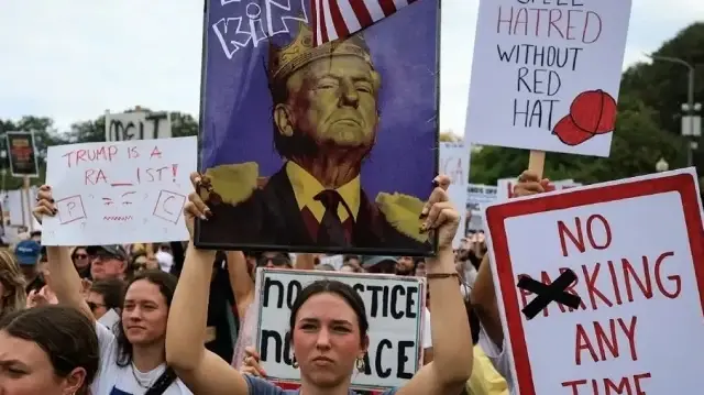 В США прошли массовые протесты против политики президента Дональда Трампа под лозунгом "Нет королям"
