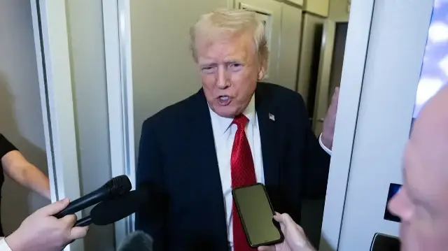 Le président américain Donald Trump s'adresse aux médias à bord d'Air Force One avant d'atterrir à la base militaire Joint Base Andrews dans le Maryland, le 19 octobre 2025, alors qu'il revient de West Palm Beach, en Floride, après avoir passé le week-end à Mar-a-Lago.