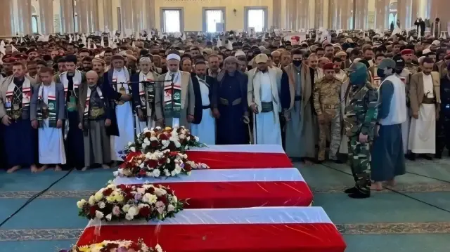 صنعاء.. عشرات الآلاف يشيعون جثمان قائد أركان قوات الحوثيين