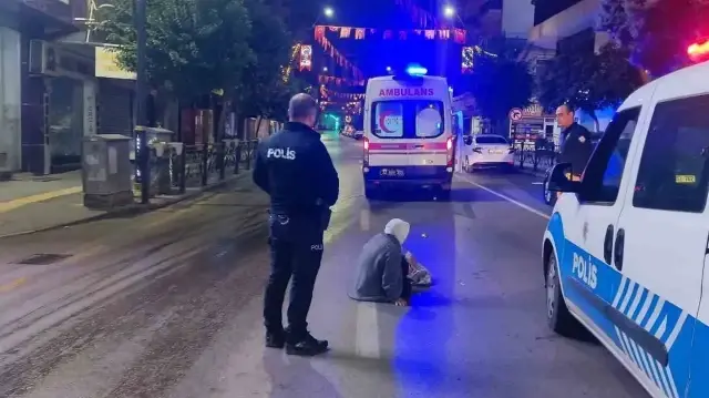 Edinilen bilgiye göre, yaya olarak yolun karşısına geçmeye çalışan 66 yaşındaki Raziye A.’ya henüz plakası ve sürücüsü belirlenemeyen bir otomobil çarptı.