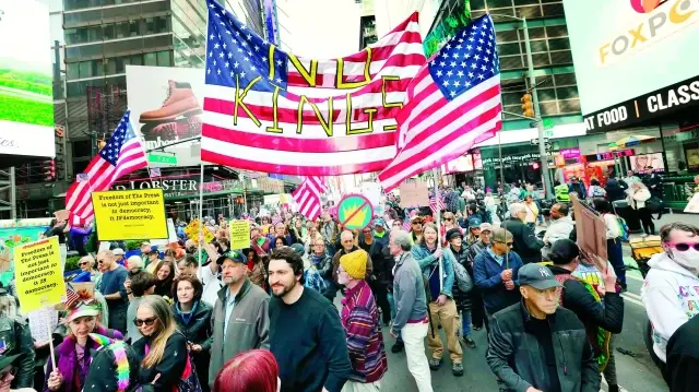 Eylemciler, Trump yönetiminin düzensiz göçmenlere yönelik baskıları, Chicago ve Los Angeles gibi şehirlere ABD ordu mensuplarının konuşlandırılması, ekonomide federal harcama kesintileri gibi başlıklarda hükümetin kararlarını protesto etti.