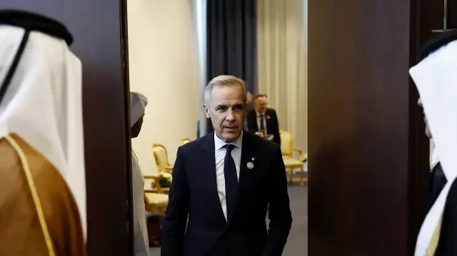 Le Premier ministre canadien Mark Carney quitte une réunion bilatérale avec l'émir du Qatar en marge du sommet pour la paix de Charm el-Cheikh, dans la station balnéaire égyptienne de Charm el-Cheikh, sur la mer Rouge, le 13 octobre 2025.
