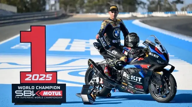 Le pilote turc Toprak Razgatlioglu de l’équipe Rokit BMW Motorrad, célèbre sa victoire au Championnat du monde Superbike 2025, à Jerez de la Frontera, en Espagne, le 19 octobre 2025.
