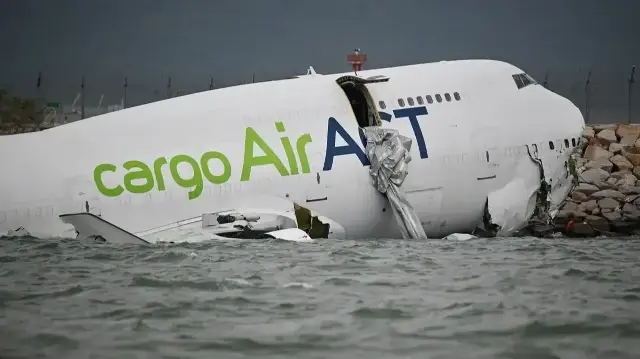 Un Boeing 747-400 cargo d'ACT Airlines, loué par Emirates SkyCargo, est vu dans l'eau après avoir quitté la piste d'atterrissage nord de l'aéroport international de Hong Kong, le 20 octobre 2025, et dérapé dans la mer, tuant deux personnes.