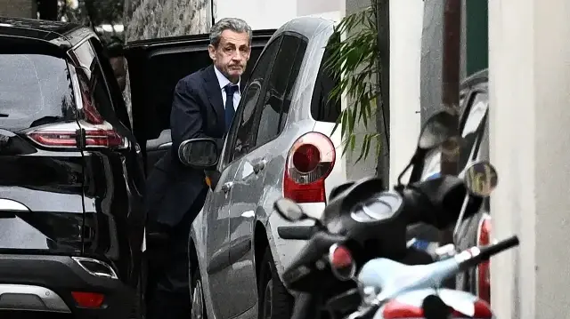 L'ancien président français Nicolas Sarkozy sort d'un véhicule alors qu'il rentre chez lui à Paris, le 13 octobre 2025, après avoir rencontré les procureurs pour être informé du début de sa peine de prison, après qu'un tribunal l'ait condamné le mois dernier à cinq ans de prison pour association de malfaiteurs.