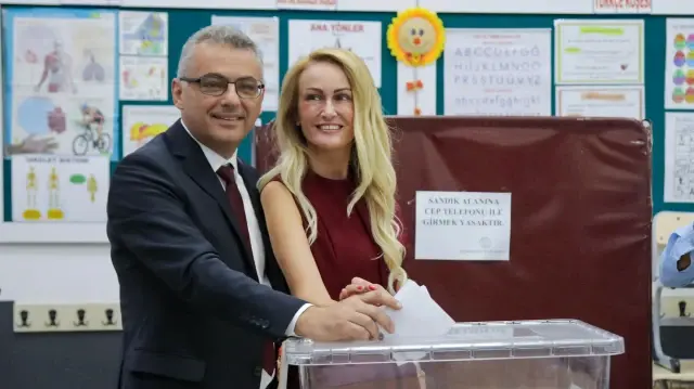 Le chef du Parti républicain turc, Tufan Erhurman, et son épouse Nilden Erhurman votent dans un bureau de vote lors de l'élection du dirigeant chypriote turc dans la République turque de Chypre du Nord (RTCN) autoproclamée, un territoire uniquement reconnu par la Turquie, dans la capitale divisée de Nicosie, le 19 octobre 2025.