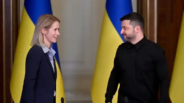 Le président ukrainien Volodymyr Zelensky (à droite) et la haute représentante de l'Union européenne pour les affaires étrangères et la politique de sécurité Kaja Kallas (à gauche) participent à une conférence de presse conjointe à l'issue de pourparlers à Kiev le 13 octobre 2025, dans le contexte de l'invasion russe en Ukraine.