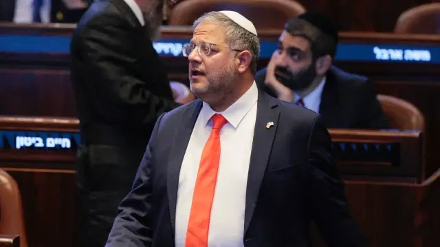 Le ministre israélien de la Sécurité nationale, Itamar Ben Gvir, se tient debout au Parlement israélien, la Knesset, avant un discours du président américain à Jérusalem, le 13 octobre 2025.