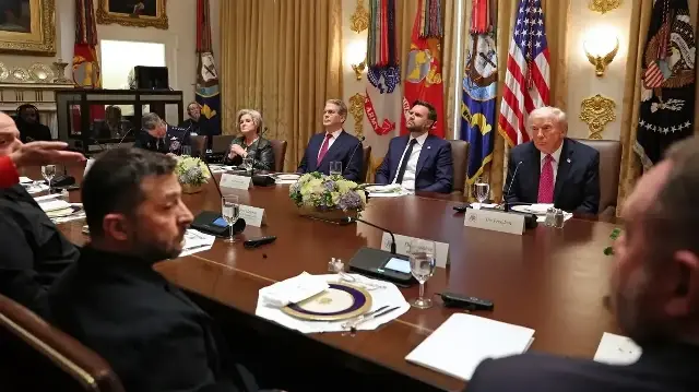 Le président américain Donald Trump rencontre le président ukrainien Volodymyr Zelensky (à gauche) dans la salle du Conseil des ministres de la Maison Blanche à Washington, DC, le 17 octobre 2025. 