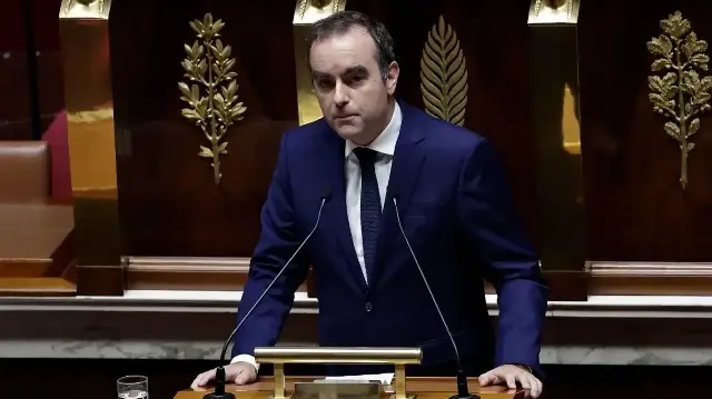 Le Premier ministre français Sébastien Lecornu prononce un discours lors du débat sur la motion de censure contre son gouvernement à l'Assemblée nationale à Paris, le 16 octobre 2025.